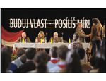 Hořká komedie o tom, jací jsme byli v sedmdesátých letech minulého století, kdy bigbít a dlouhý vlasy byly rebelií proti tesilové instituci